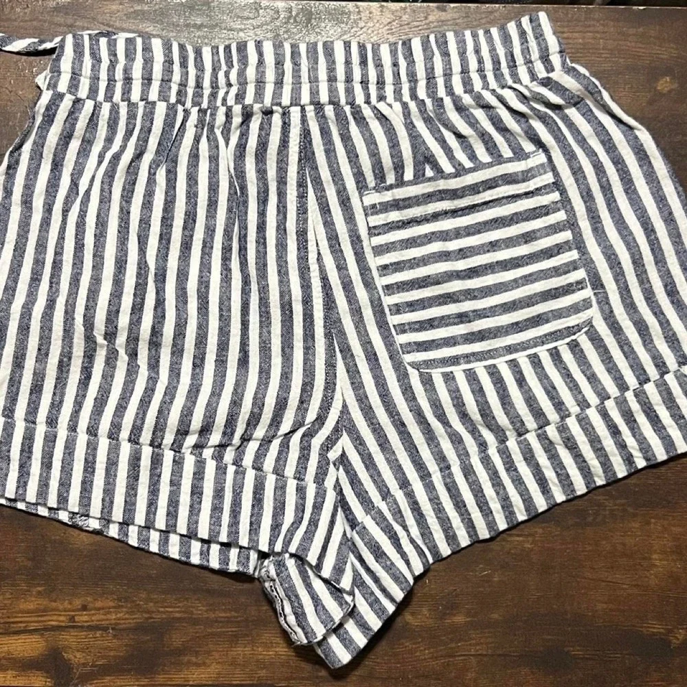 Universal Thread white and blue vertical striped shorts in XS 315.5